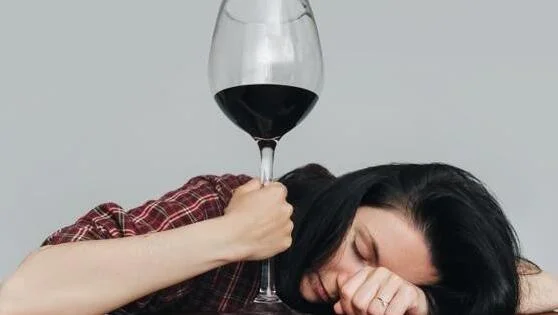 Alcohol y ronquidos: por qué una copa de más puede convertir la noche en un problema para tu descanso