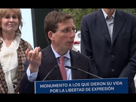 Hombre con paloma sobre cabeza