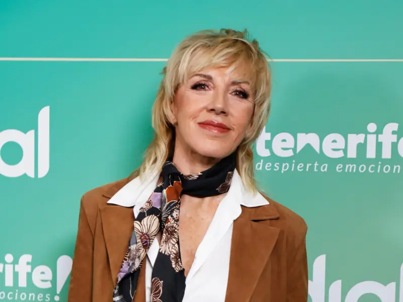 Ana Torroja en concierto con micrófono