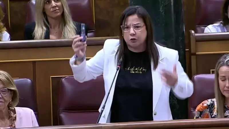 Armengol obliga a salir del pleno a una diputada del PP tras mostrar un bote de gas pimienta en su respuesta a Marlaska