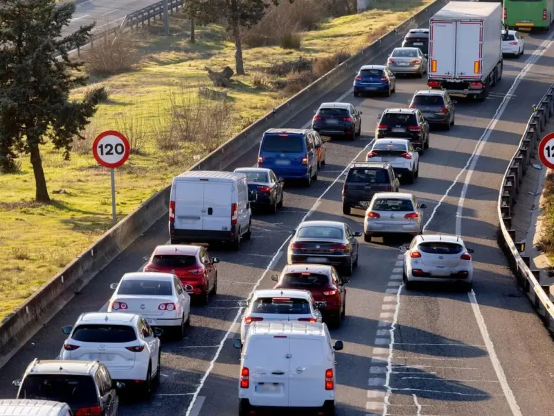 Coche en carretera con familia durante Semana Santa