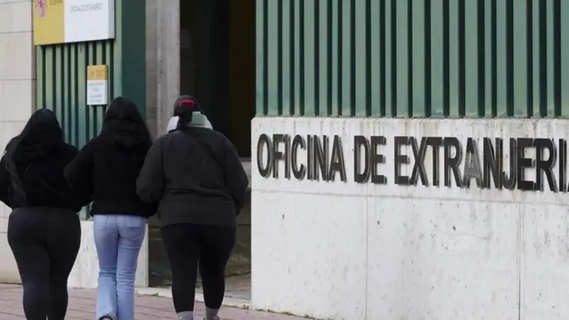 Comienza el plazo para pedir la regularización de migrantes de forma presencial: dónde hacer los trámites y requisitos
