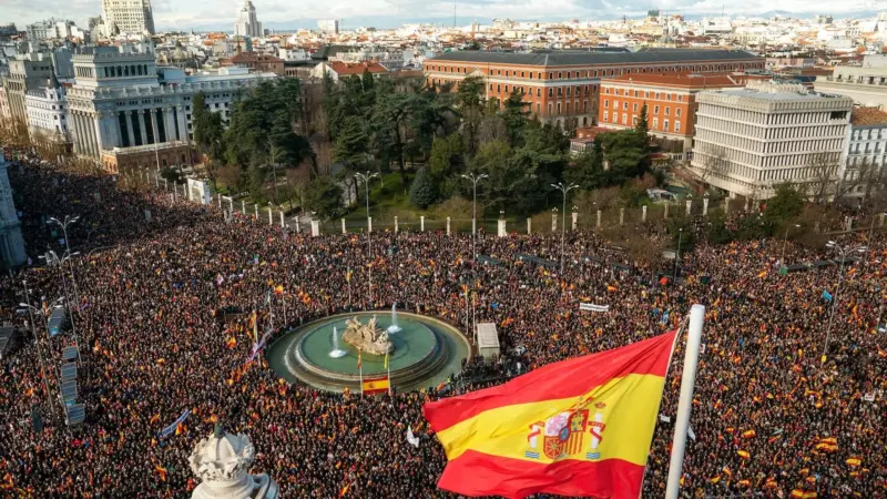 Decenas de miles de personas se manifiestan en Madrid contra Pedro Sánchez