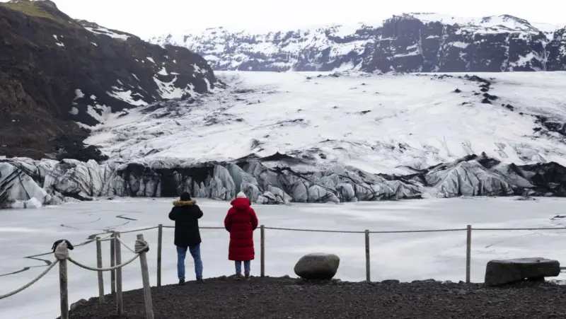 Dentro del glaciar islandés Sólheimajökull: "Su deshielo anual equivale al agua que consumen 2.000 personas en su vida"