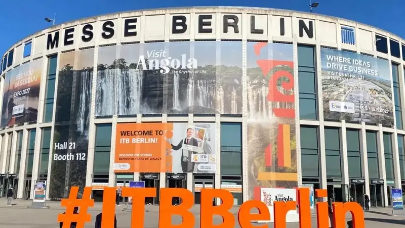 Mapa del mundo con marcadores en destinos turísticos