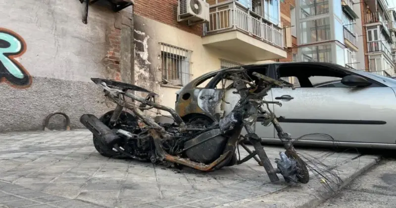 Detenido el responsable de quemar siete coches y motos en Vallecas en los últimos meses