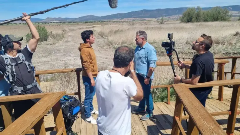 Cabinet in crisis meeting discussing war decisions