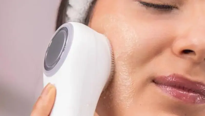 El 'glow-up' que te pide tu rutina de skincare: este dispositivo limpia en profundidad y estimula la piel con microcorri