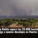 El incendio de Niebla supera las 20.000 hectáreas sin control y obliga a nuevos desalojos en Huelva y Sevilla