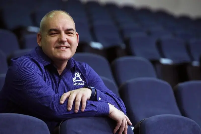 Trump en la Luna, hombre en traje espacial