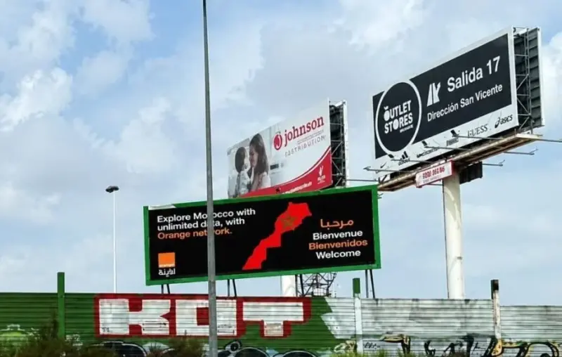 El polémico cartel de Orange en la AP-7 con un mapa que incluye el Sáhara Occidental en Marruecos