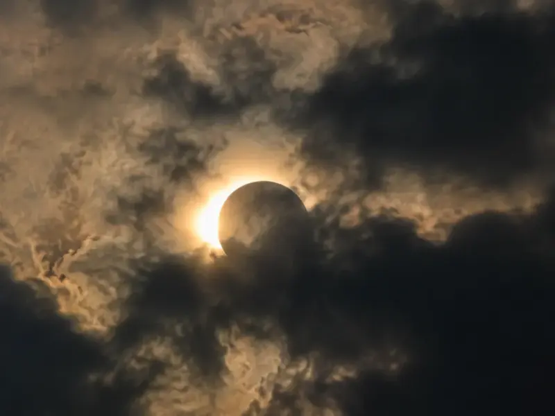El pronóstico definitivo de la AEMET para el día del eclipse solar: en qué zonas será difícil verlo por nubes y tormenta