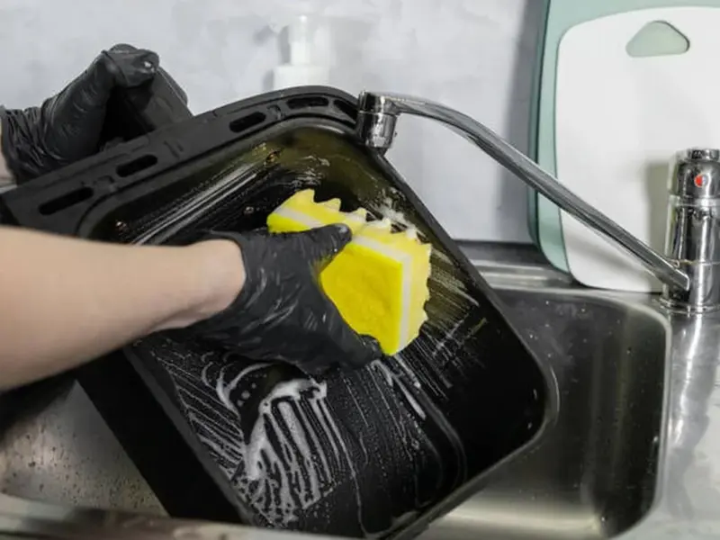 El truco infalible para limpiar la freidora de aire con tres productos que tienes en casa