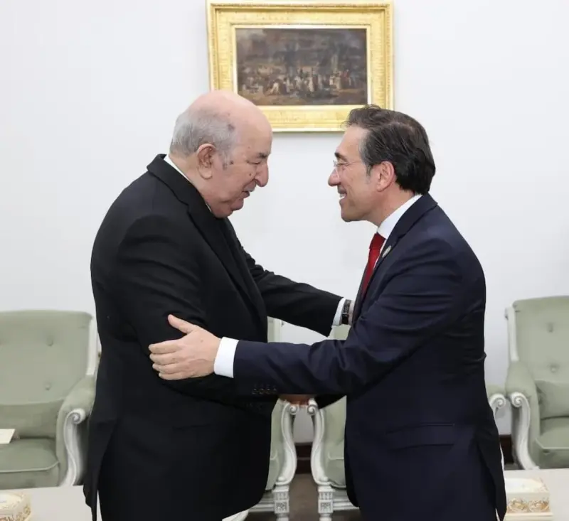 Mapa de Argelia con banderas de España e Italia