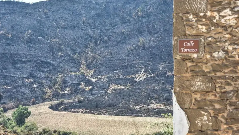 Estabilizado el incendio de Las Peñas de Riglos tras la mayor movilización de efectivos en la historia de Aragón