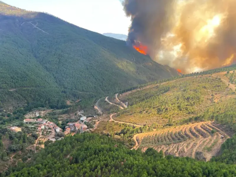 Extremadura eleva a nivel 2 el incendio de Pinofranqueado, que obliga a evacuar a unas 700 personas