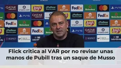 Flick critica al VAR por no revisar unas manos de Pubill tras un saque de Musso