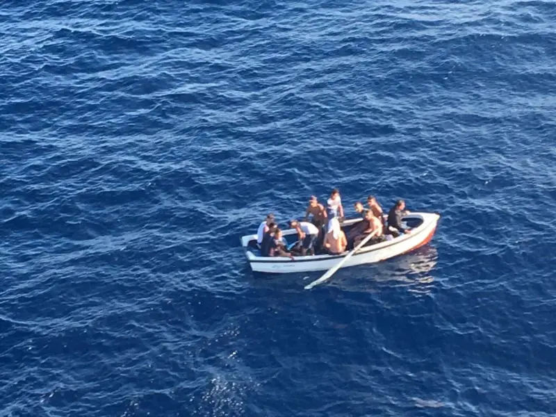 Interceptan a 12 migrantes tras llegar en patera al Hotes Riu Palacede de Formentera