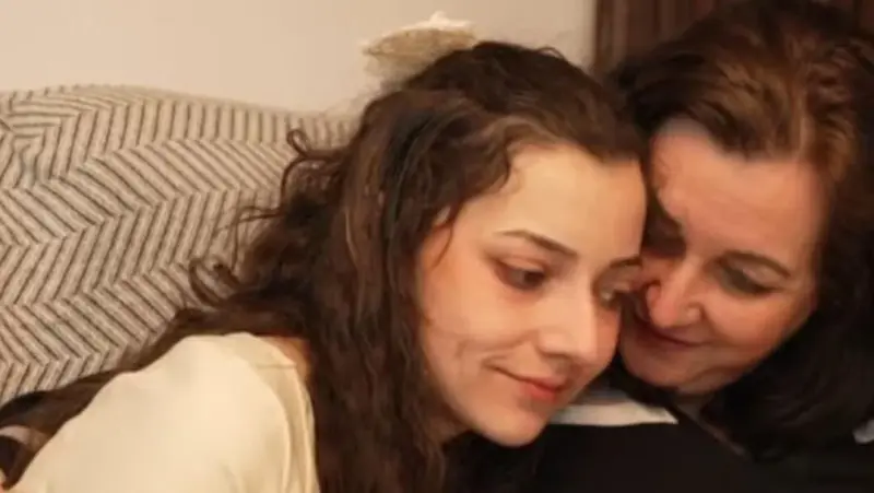 Hombre joven en cama de hospital con máquina de soporte vital