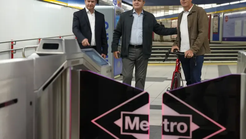 La Comunidad de Madrid y Miguel Induráin se alían para promover el uso conjunto de la bicicleta y el Metro