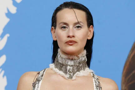 Patrick Criado y Milena Smit hablan sobre Almodóvar