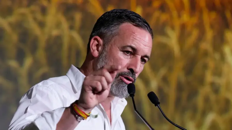 La 'motosierra' de Vox: su programa de desregularización plantea quitar de las empresas los planes de igualdad, LGTBI o 