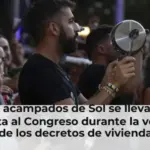 Los acampados de Sol se llevan la protesta al Congreso durante la votación de los decretos de vivienda