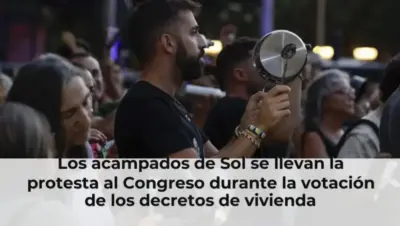 Los acampados de Sol se llevan la protesta al Congreso durante la votación de los decretos de vivienda