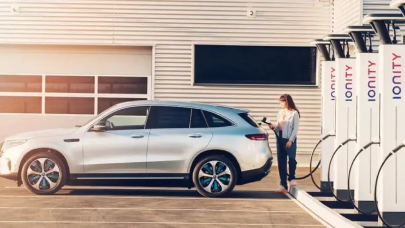 Los aparcamientos públicos deberán instalar al menos un cargador eléctrico por cada 40 plazas