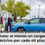 Los aparcamientos públicos deberán instalar al menos un cargador eléctrico por cada 40 plazas