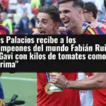 Los Palacios recibe a los campeones del mundo Fabián Ruiz y Gavi con kilos de tomates como