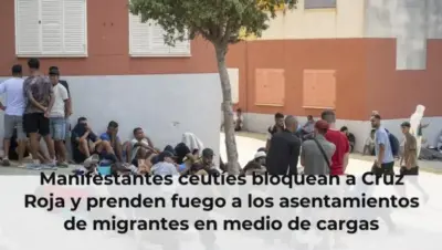 Manifestantes ceutíes bloquean a Cruz Roja y prenden fuego a los asentamientos de migrantes en medio de cargas policiale