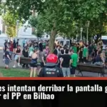 Manifestantes intentan derribar la pantalla gigante colocada por el PP en Bilbao