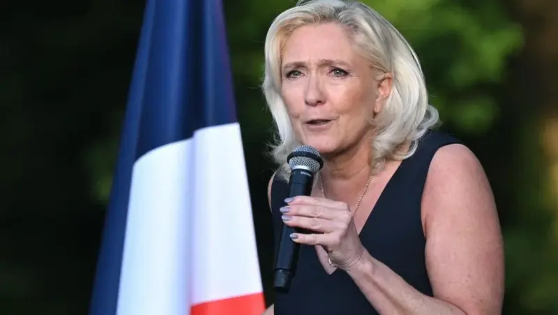 Marine Le Pen, condenada a llevar un brazalete electrónico, anuncia esta noche si sigue como candidata