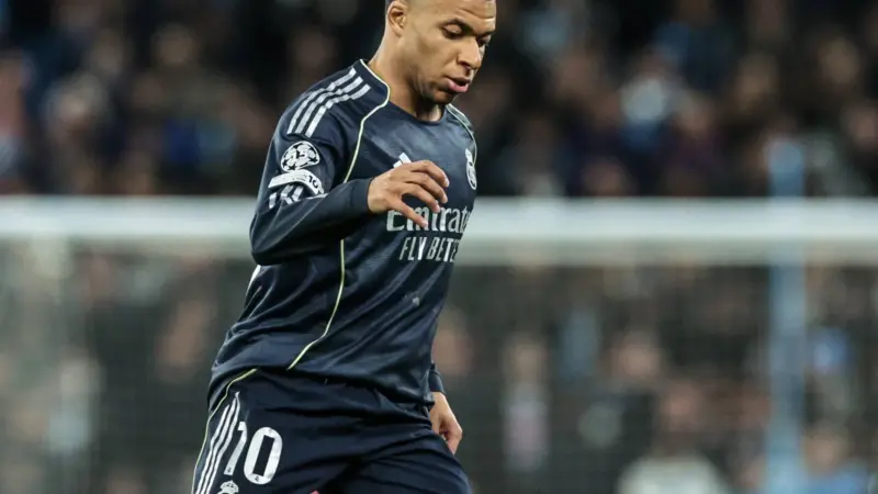 Mbappé muestra su rodilla después del diagnóstico médico