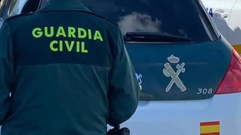 Hombre joven apuñalando a su madre