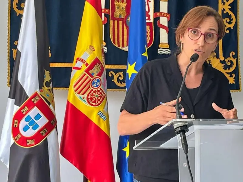 Mónica García recurre a Quirónsalud en Ceuta para prestar servicios médicos mientras lo critica en Madrid