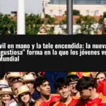 Móvil en mano y la tele encendida: la nueva y