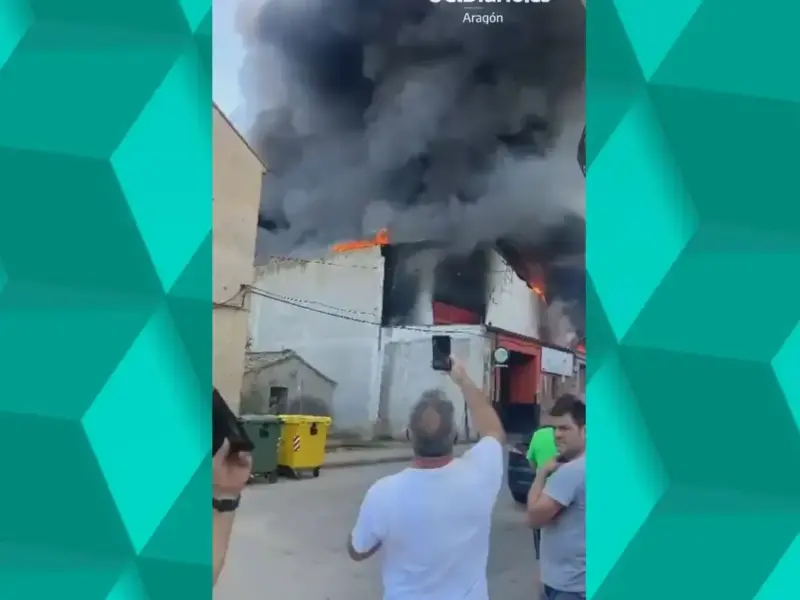 Mueren un bombero y un trabajador en el incendio de un taller mecánico en Calatorao (Zaragoza)