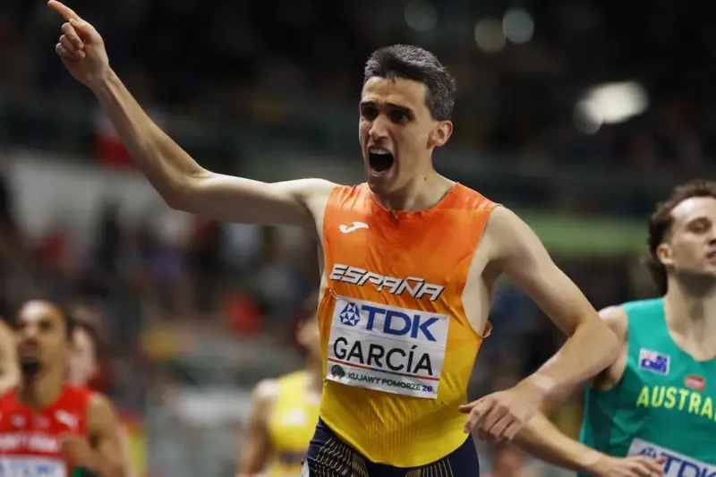 Mariano García celebrates winning 1500m gold for Spain