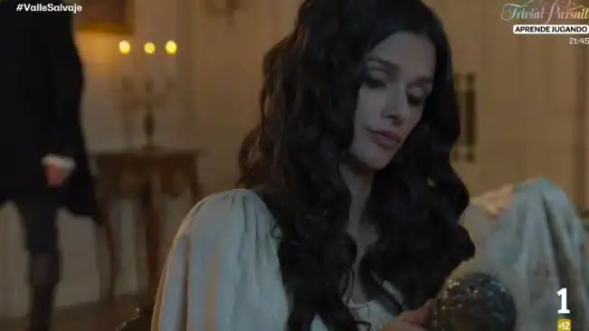 Mujer con uniforme de partera hablando sobre un caso de robo de bebé