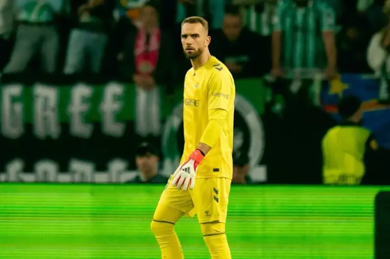 Pau López en partido del Betis