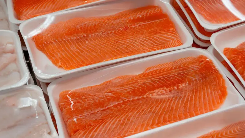 ¿Pescado en bandeja o de pescadería?: la OCU responde cuál es más económico