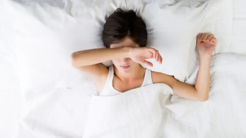 Persona cayendo en sueño, ilustración onírica