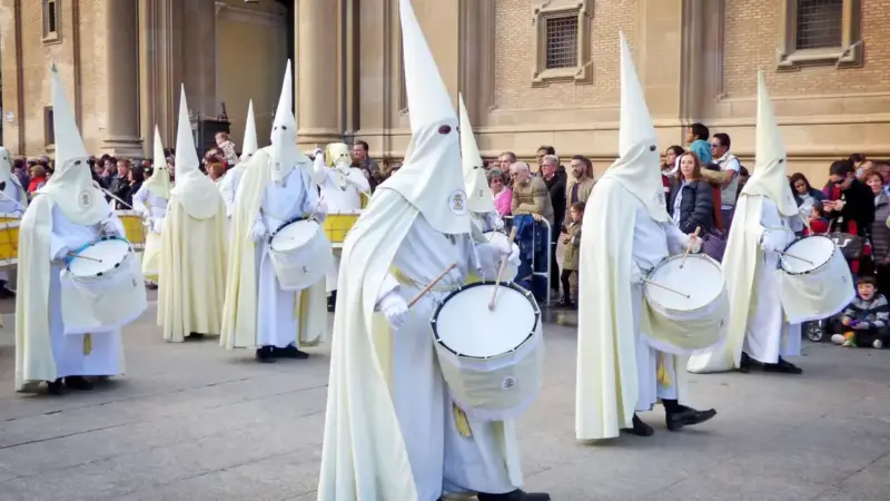 Personas en procesión de Semana Santa