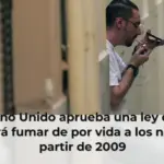 Reino Unido aprueba una ley que prohibirá fumar de por vida a los nacidos a partir de 2009