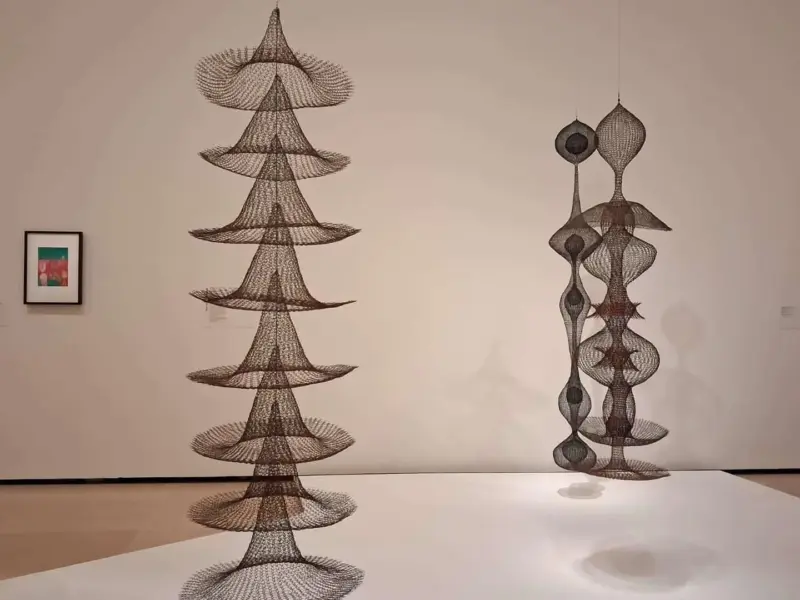 Ruth Asawa escultura de alambre abstracta