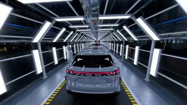Software, baterías y China: la 'tormenta perfecta' que obliga a reinventar la automoción española