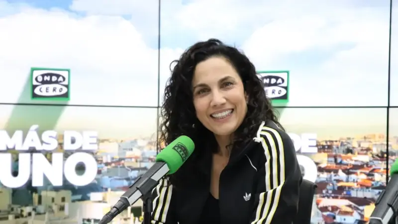 Toni Acosta defiende la comedia romántica en 'A una isla de ti': "¿Si no te creiste 'Star Wars' por qué te vas a creer '