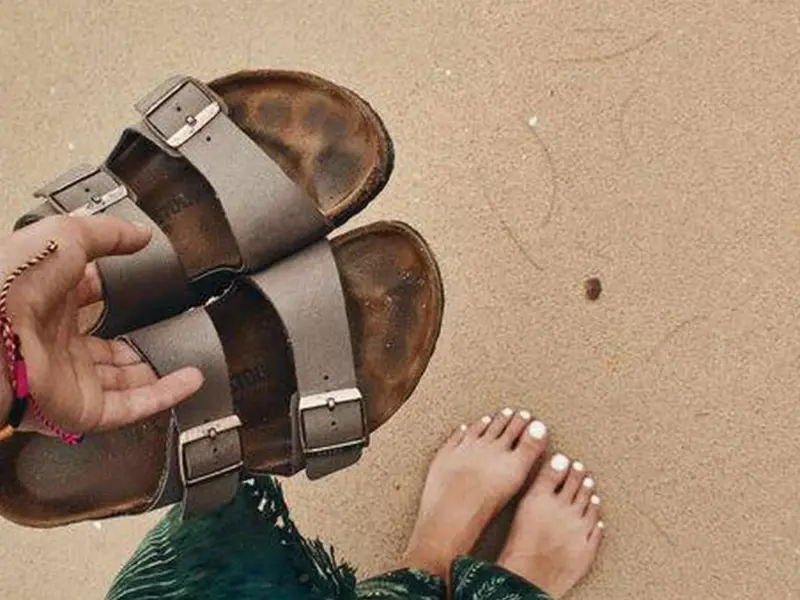 Trucos caseros para quitar las manchas negras de las sandalias en verano